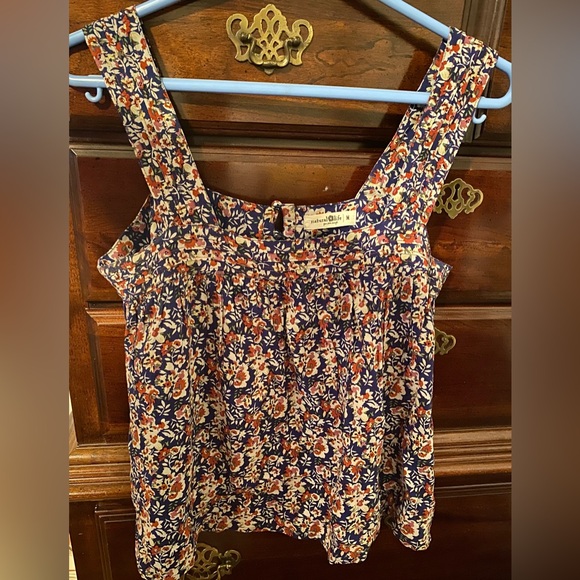 Size medium, floral, pleated, swing tank top, by “Natural Life”. Like new! - Picture 4 of 4